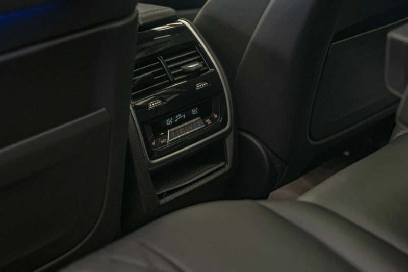 BMW X7 40i/Indiv/M-Technik/Bower&Wilkins Diamond/SKY Loun, снимка 10 - Автомобили и джипове - 51826420