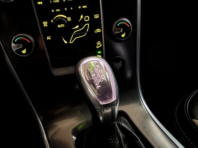 Volvo XC60 Crystal* R Design* D5* 4x4* Xenon* Automat* Navi* , снимка 17 - Автомобили и джипове - 53329068