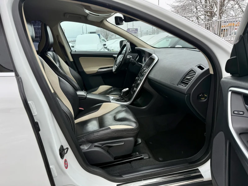 Volvo XC60 Crystal* R Design* D5* 4x4* Xenon* Automat* Navi* , снимка 10 - Автомобили и джипове - 53329068