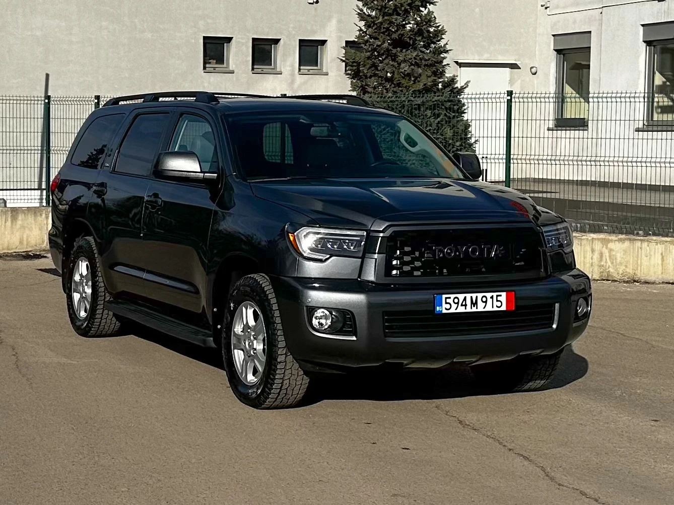 Toyota Sequoia 4WD 5.7L SR5 - изображение 3