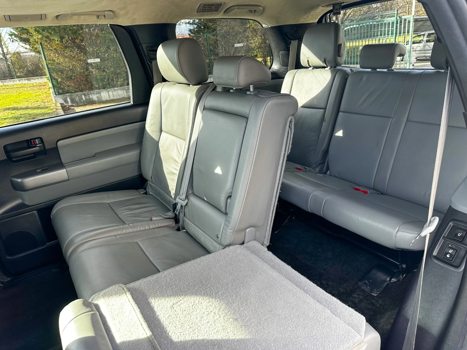 Toyota Sequoia 4WD 5.7L SR5 | Mobile.bg — изображение 15