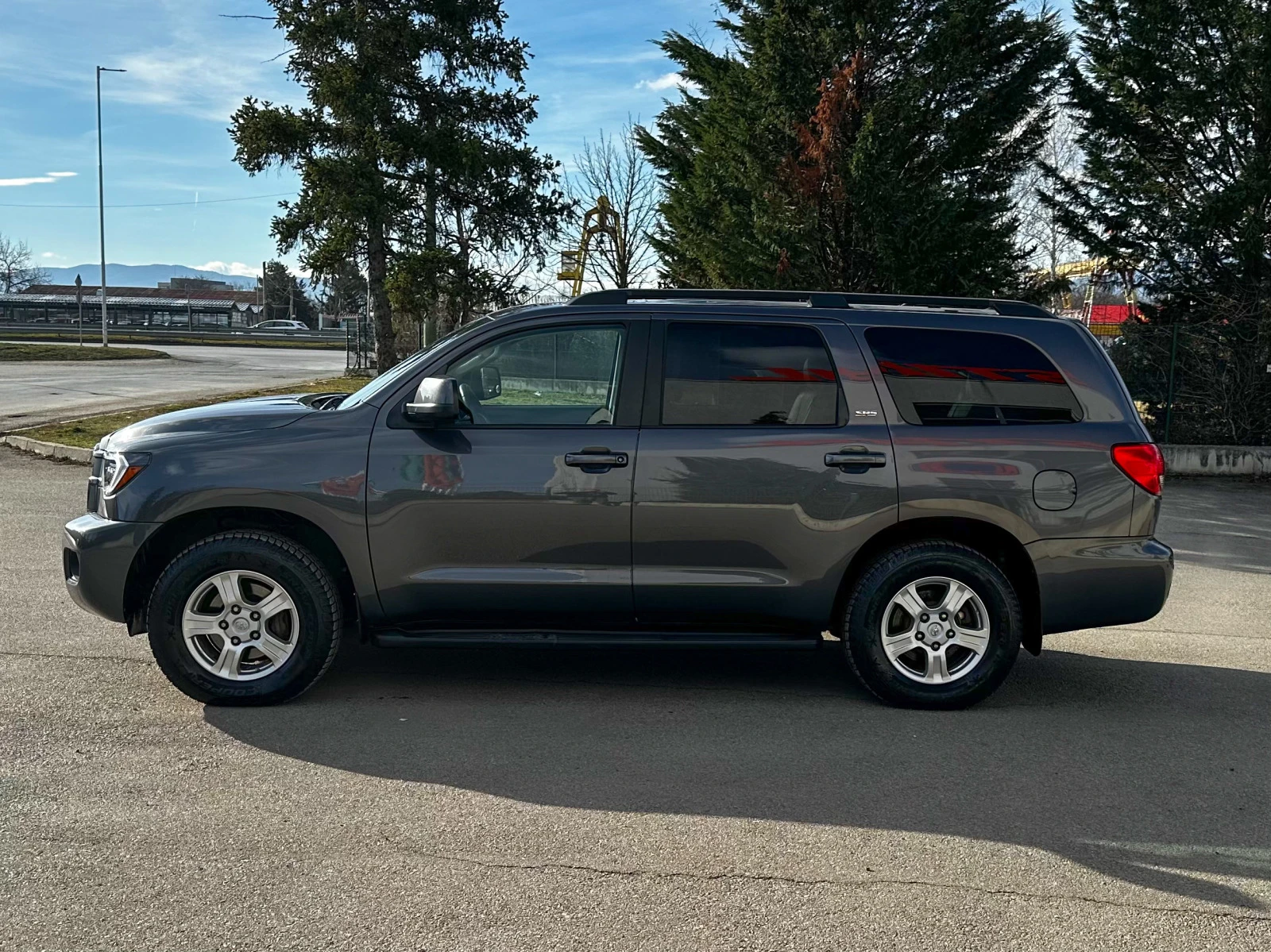 Toyota Sequoia 4WD 5.7L SR5 - изображение 8