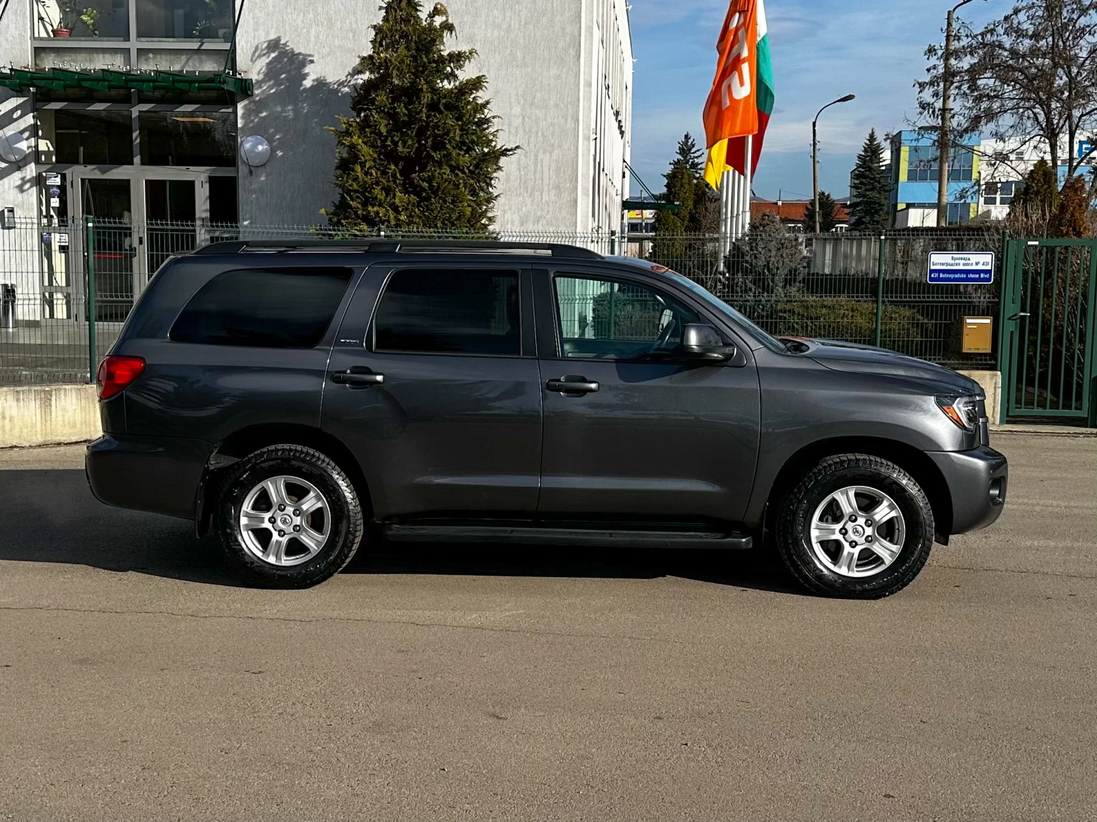 Toyota Sequoia 4WD 5.7L SR5 - изображение 4