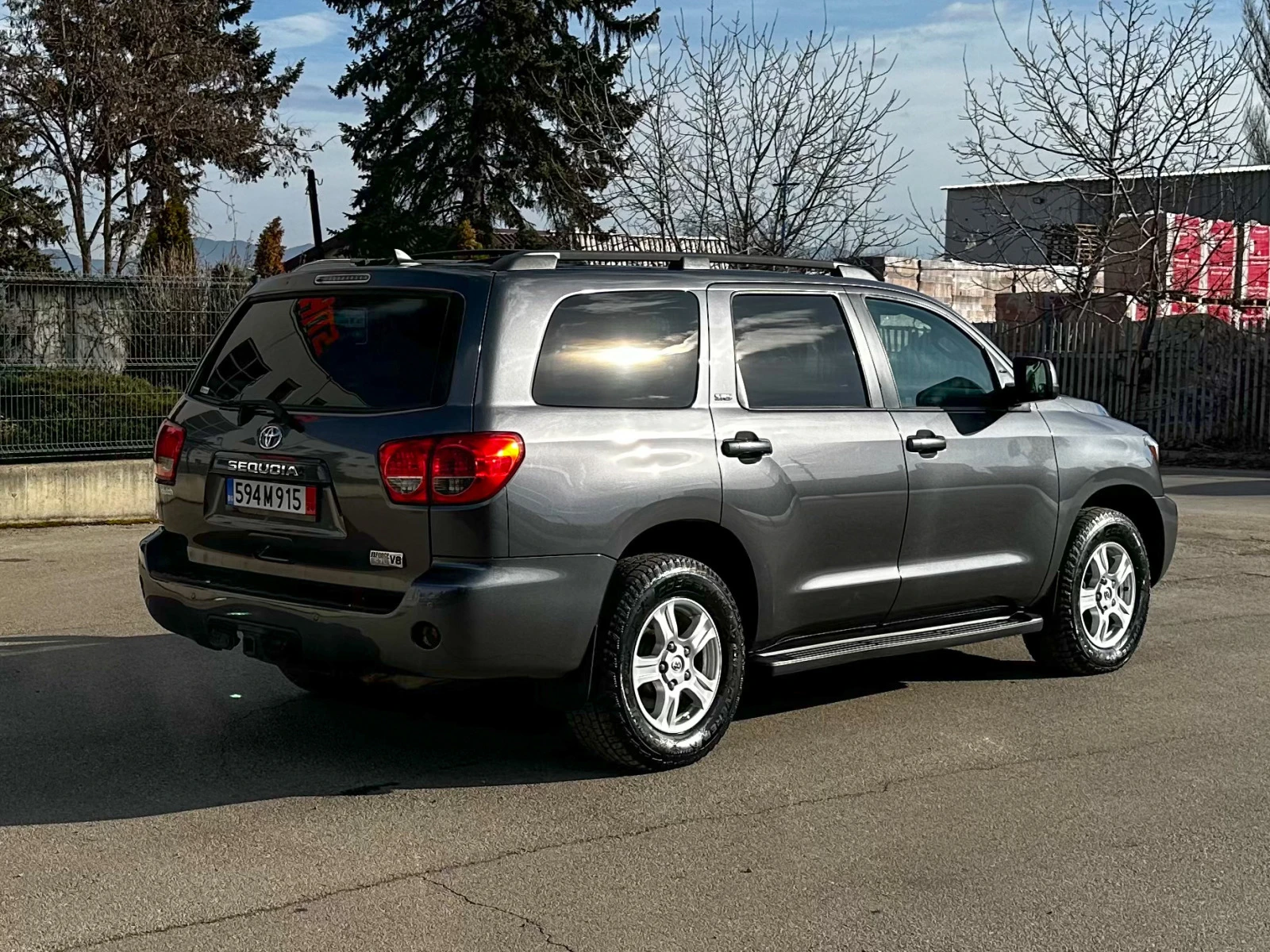 Toyota Sequoia 4WD 5.7L SR5 - изображение 5