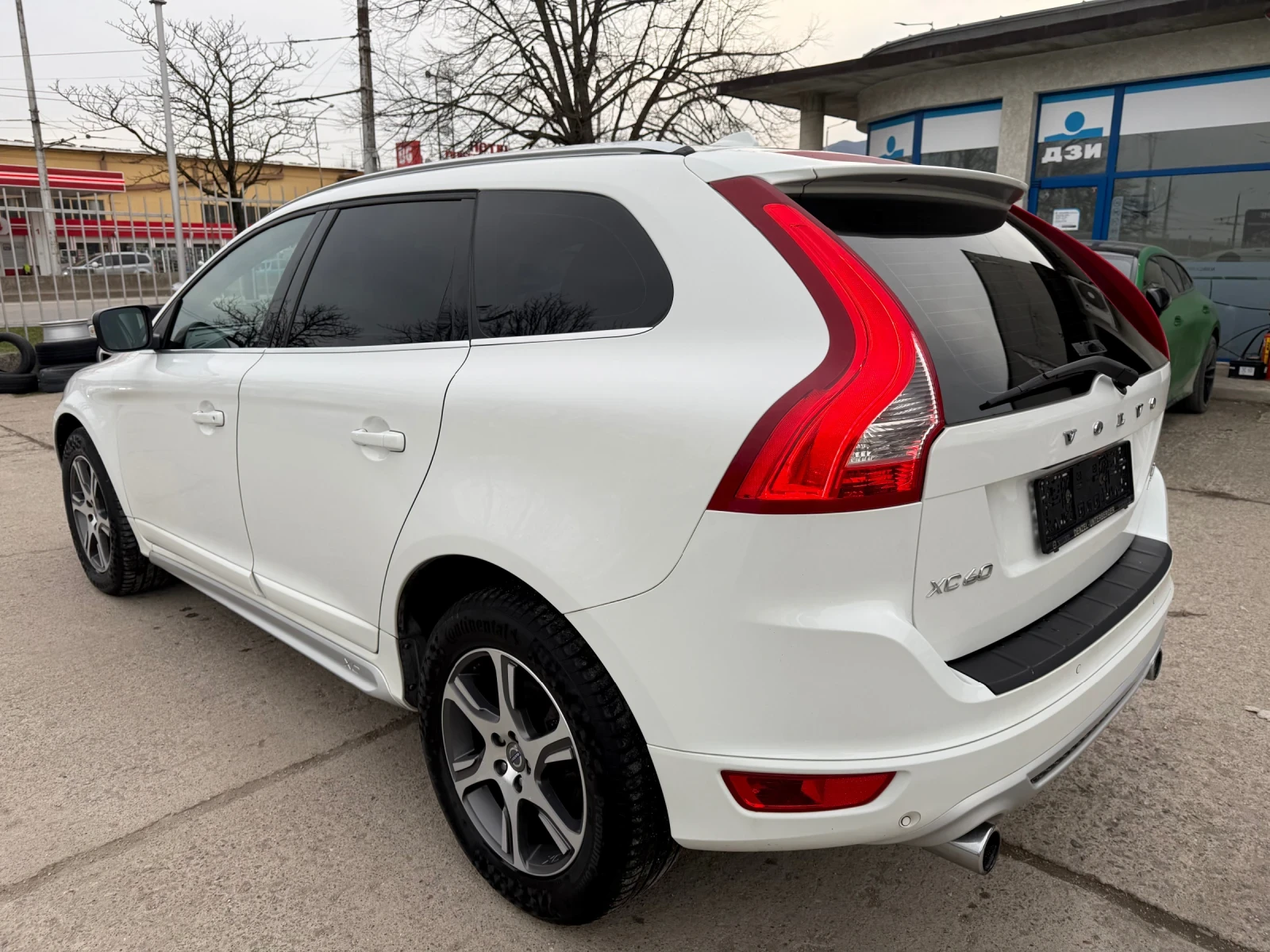 Volvo XC60 Crystal* R Design* D5* 4x4* Xenon* Automat* Navi* , снимка 4 - Автомобили и джипове - 53329068