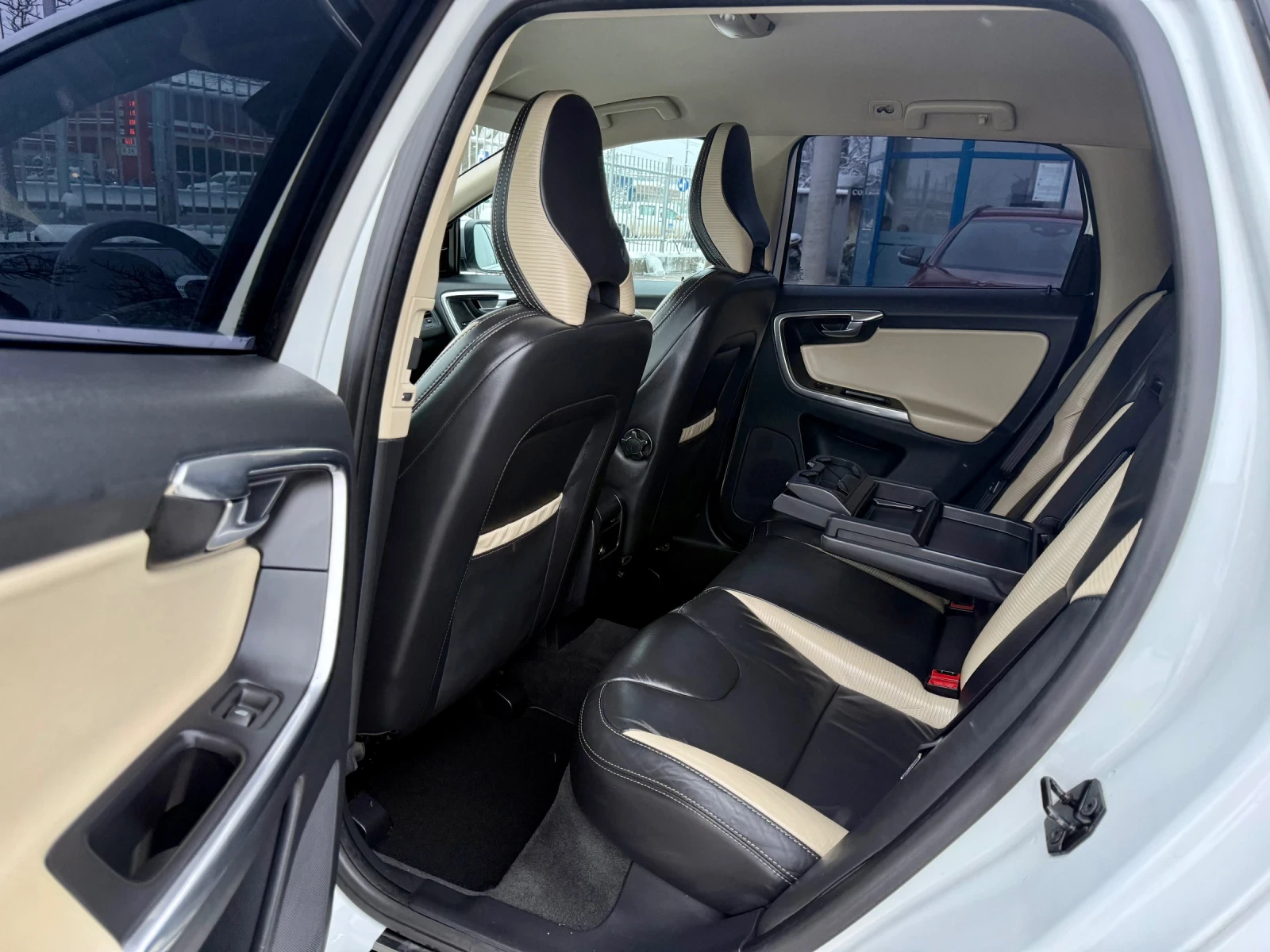 Volvo XC60 Crystal* R Design* D5* 4x4* Xenon* Automat* Navi*  | Mobile.bg � ����������� 11