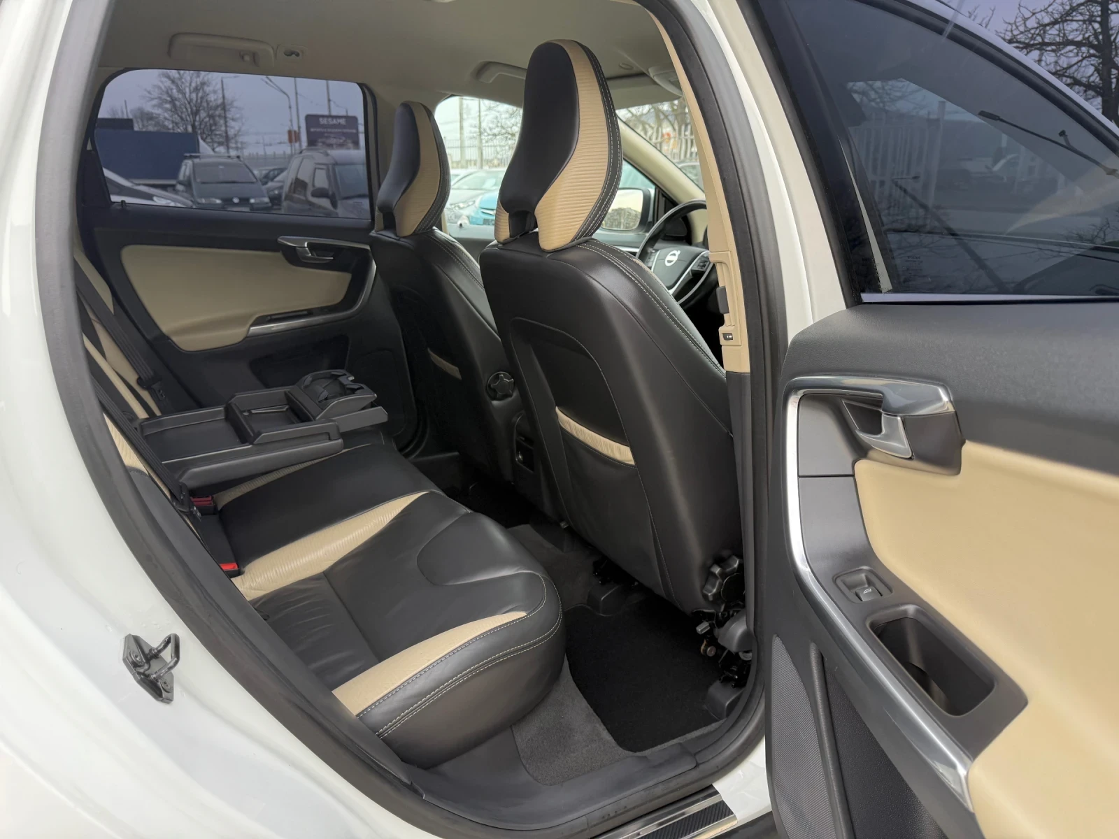 Volvo XC60 Crystal* R Design* D5* 4x4* Xenon* Automat* Navi* , снимка 12 - Автомобили и джипове - 53329068