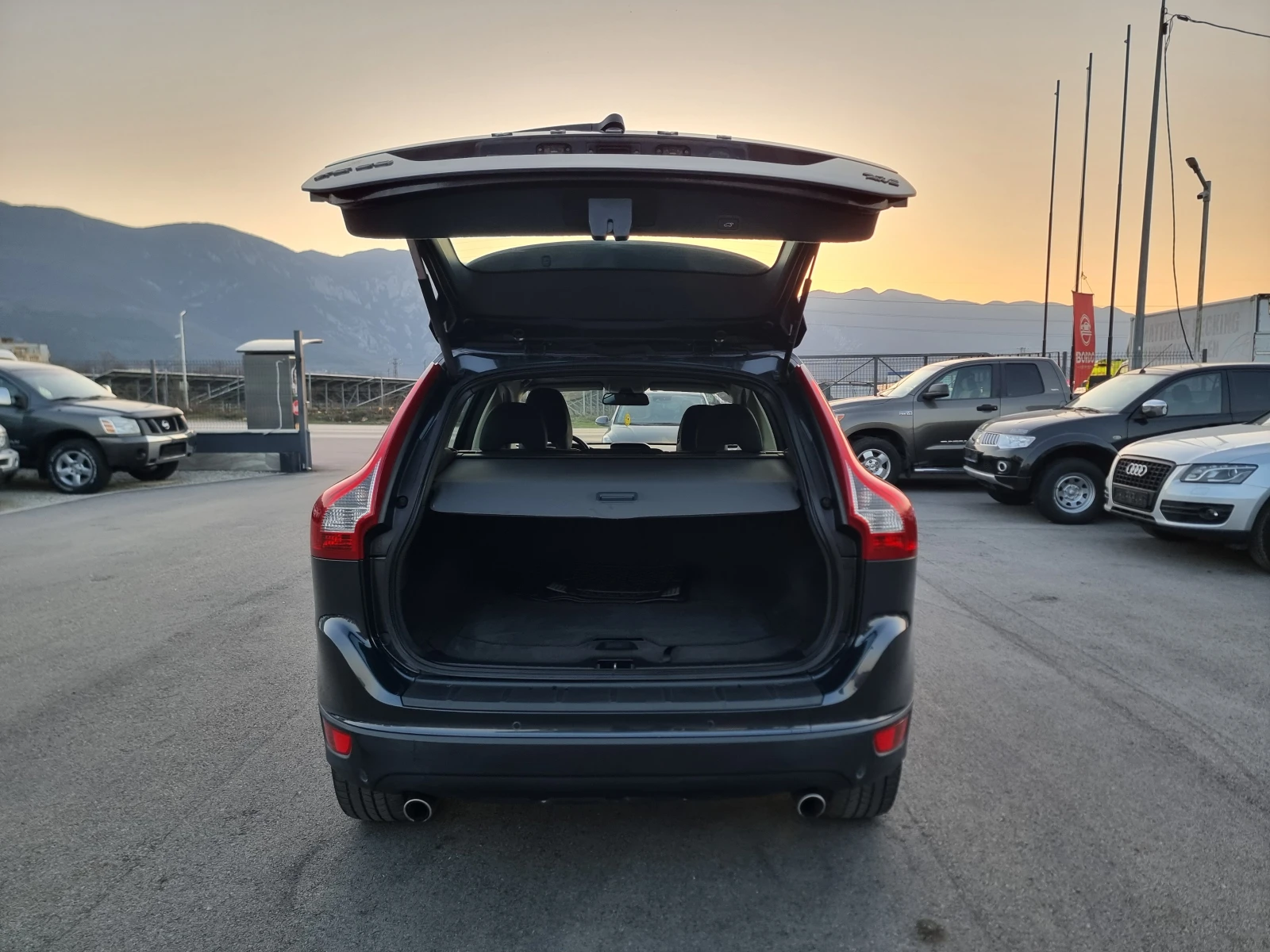 Volvo XC60 2.4 D5, снимка 13 - Автомобили и джипове - 53834171