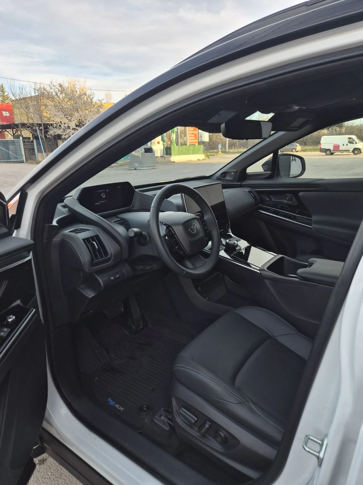 Toyota bZ4X, снимка 12 - Автомобили и джипове - 54517961