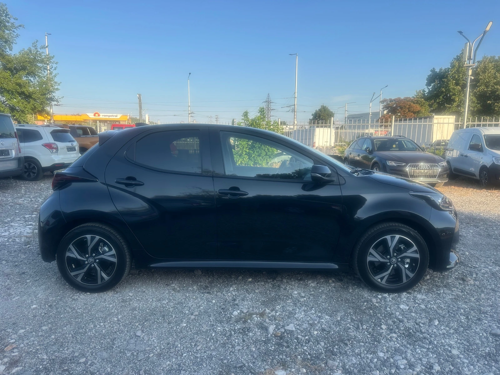 Toyota Yaris 1.5HIBRID НЕРАЗЛИЧИМ ОТ НОВ, снимка 2 - Автомобили и джипове - 55682357