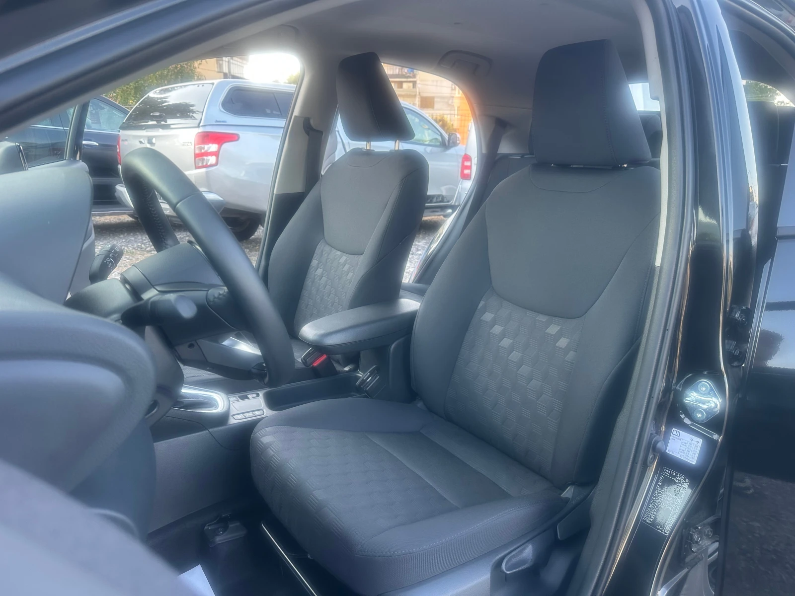 Toyota Yaris 1.5HIBRID НЕРАЗЛИЧИМ ОТ НОВ, снимка 9 - Автомобили и джипове - 55682357
