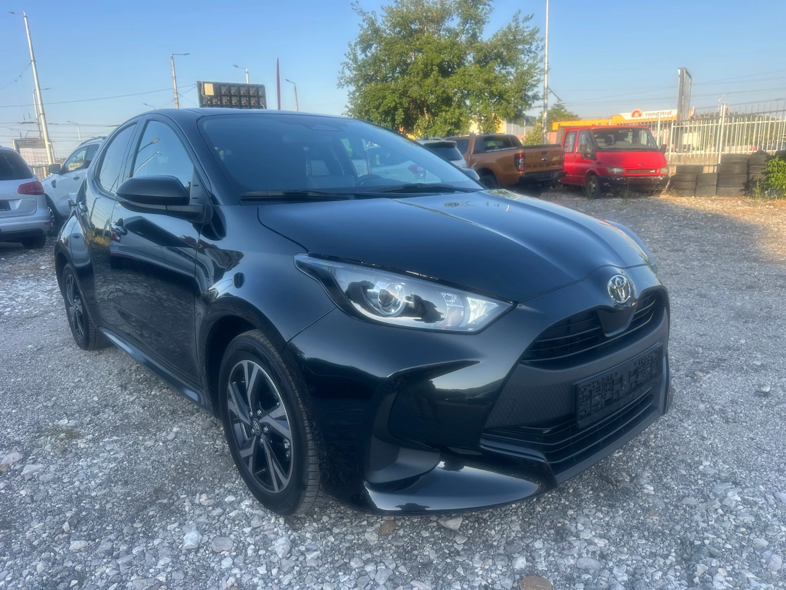 Toyota Yaris 1.5HIBRID НЕРАЗЛИЧИМ ОТ НОВ