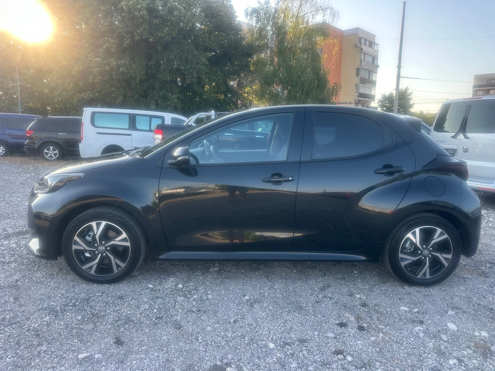 Toyota Yaris 1.5HIBRID НЕРАЗЛИЧИМ ОТ НОВ, снимка 6 - Автомобили и джипове - 55682357