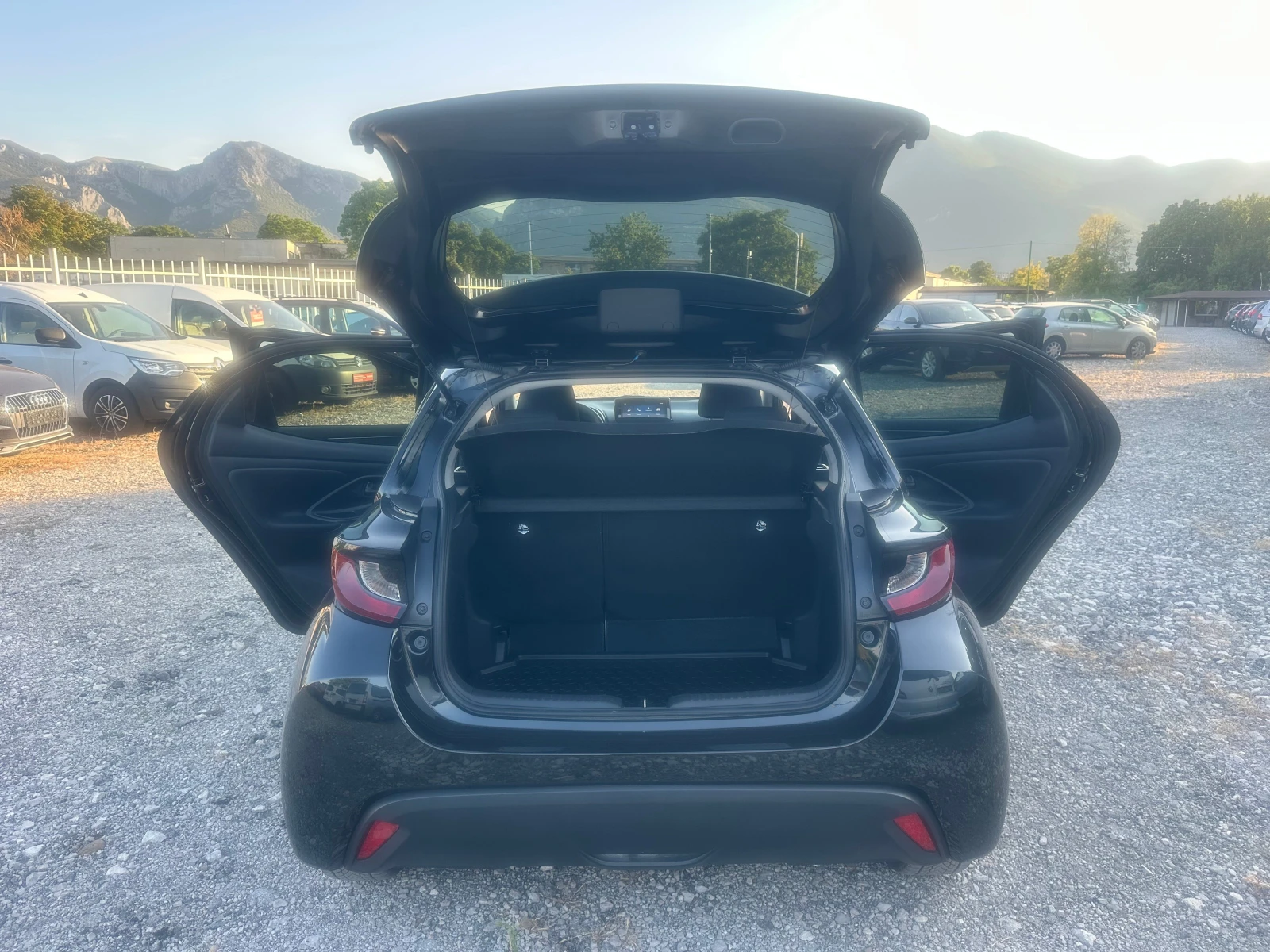 Toyota Yaris 1.5HIBRID НЕРАЗЛИЧИМ ОТ НОВ, снимка 15 - Автомобили и джипове - 55682357