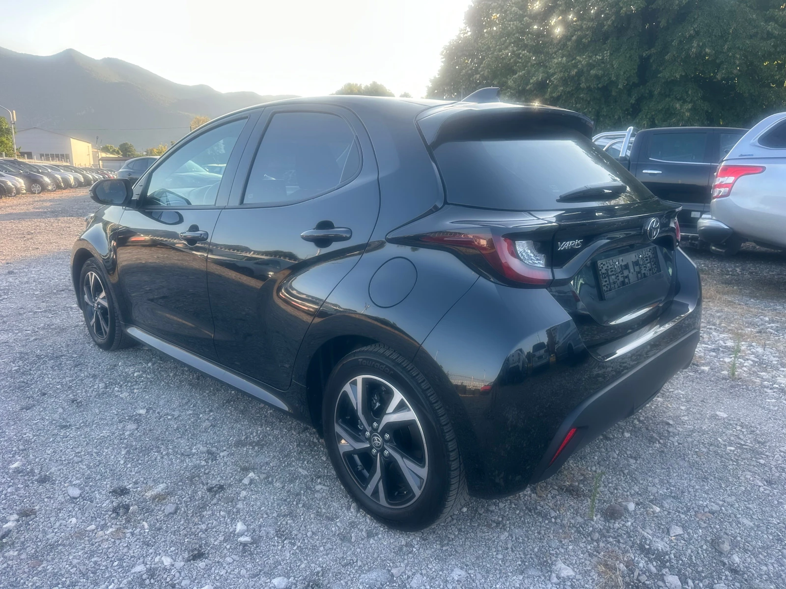 Toyota Yaris 1.5HIBRID НЕРАЗЛИЧИМ ОТ НОВ, снимка 5 - Автомобили и джипове - 55682357