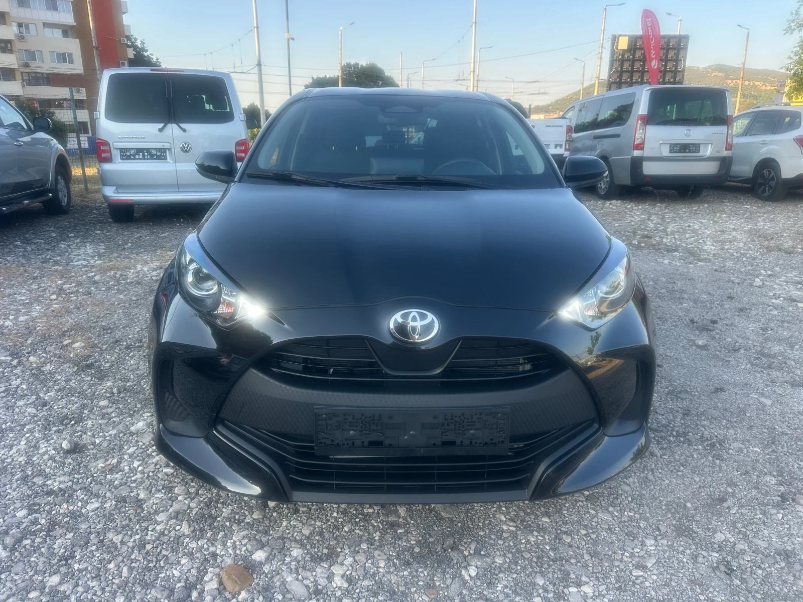 Toyota Yaris 1.5HIBRID НЕРАЗЛИЧИМ ОТ НОВ, снимка 8 - Автомобили и джипове - 55682357