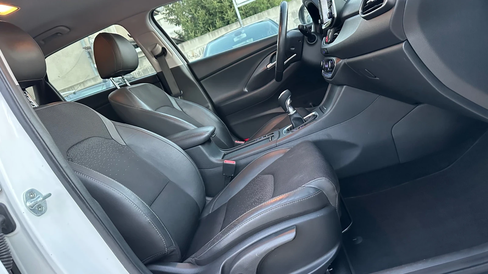 Hyundai I30 1.6crdi Premium! Лед! Нави!Кожа!Камера! Вс.екстри!, снимка 12 - Автомобили и джипове - 55892042
