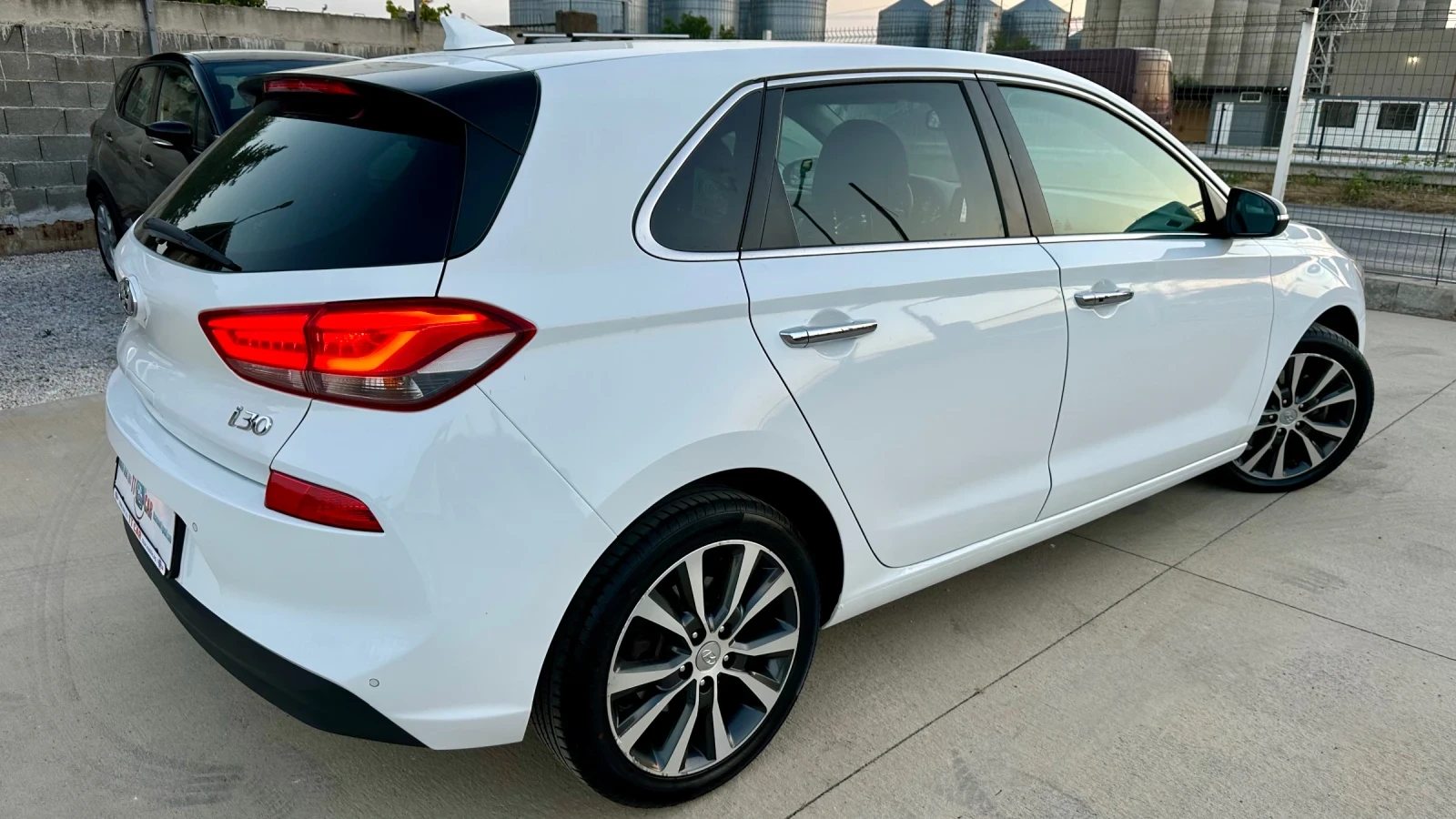 Hyundai I30 1.6crdi Premium! Лед! Нави!Кожа!Камера! Вс.екстри!, снимка 2 - Автомобили и джипове - 55892042