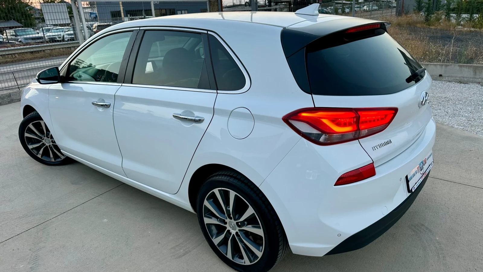 Hyundai I30 1.6crdi Premium! Лед! Нави!Кожа!Камера! Вс.екстри!, снимка 4 - Автомобили и джипове - 55892042