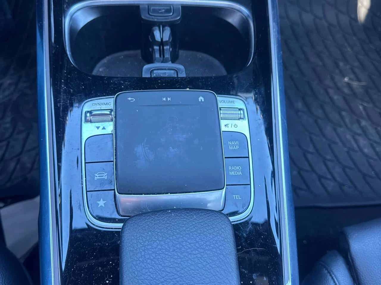 Mercedes-Benz GLB /DISTRONIC/CAMERA/ГУМИ/ПОДГРЕВИ, снимка 13 - Автомобили и джипове - 53956688