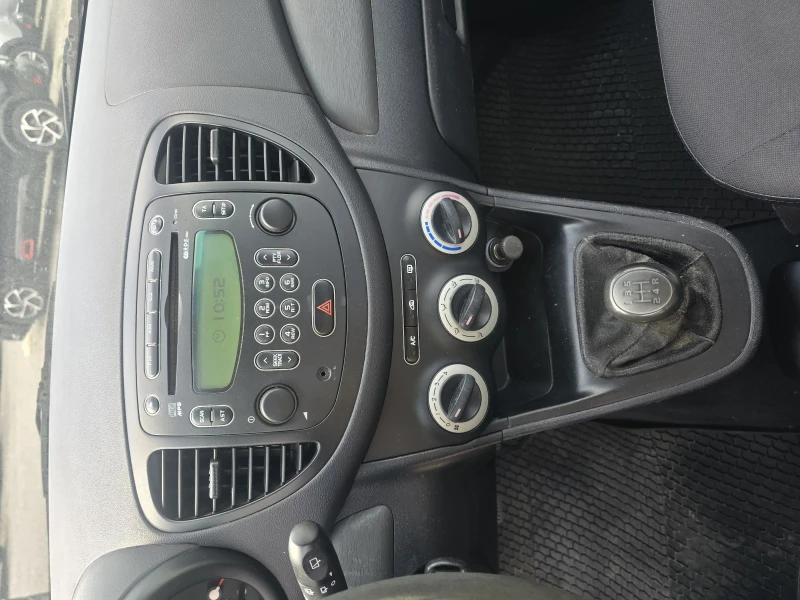 Hyundai I10 1.2 климатик, снимка 10 - Автомобили и джипове - 47235982