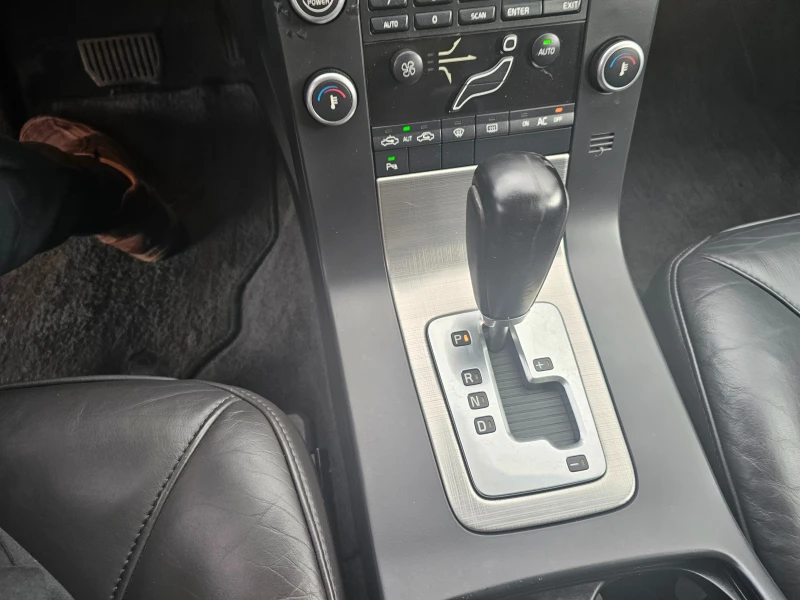 Volvo V70 2.4d, снимка 12 - Автомобили и джипове - 52478343