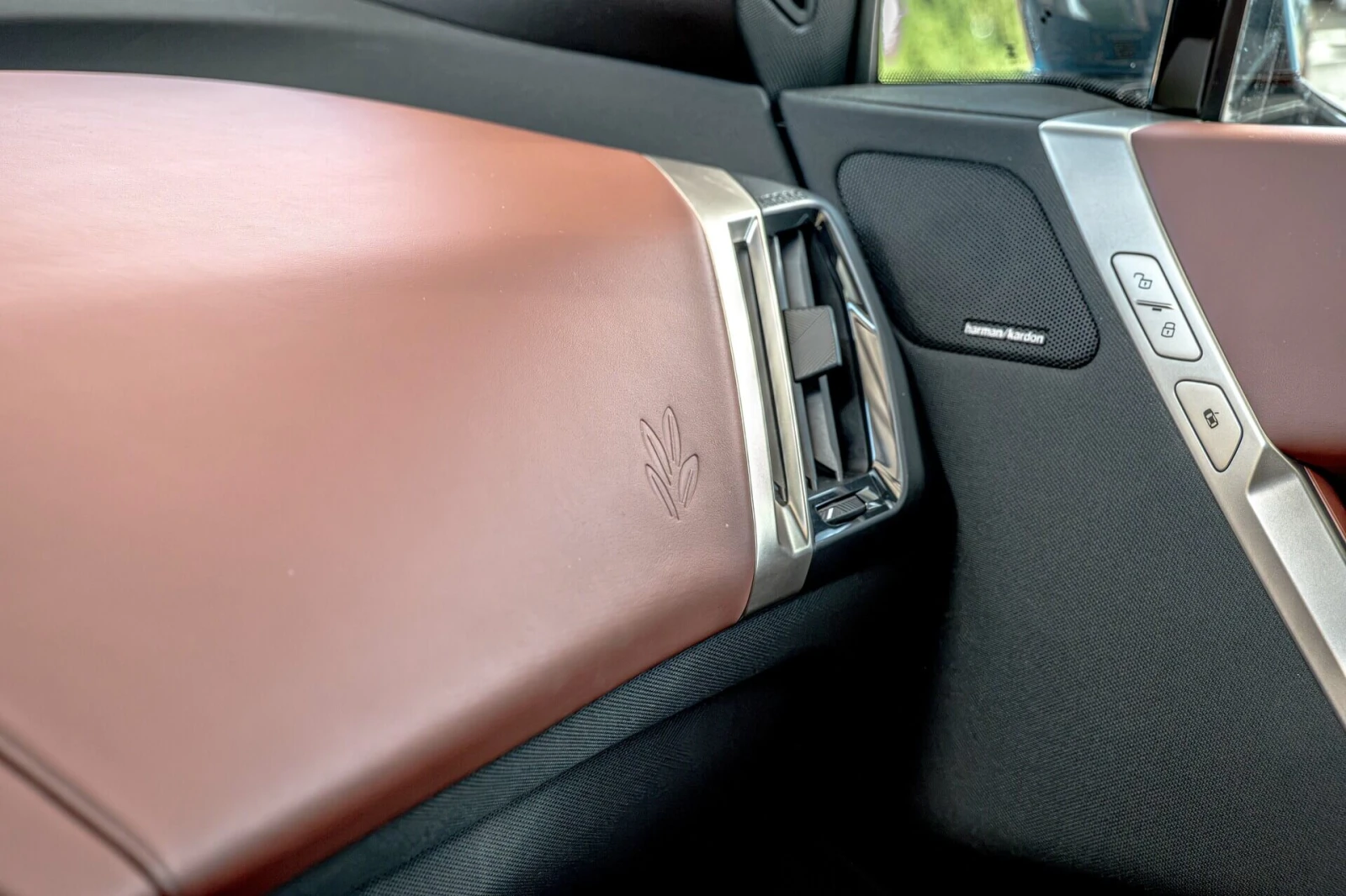 BMW iX xDrive 50/Harman Kardon/Swarovski/Design/Камера 36, снимка 12 - Автомобили и джипове - 55235447