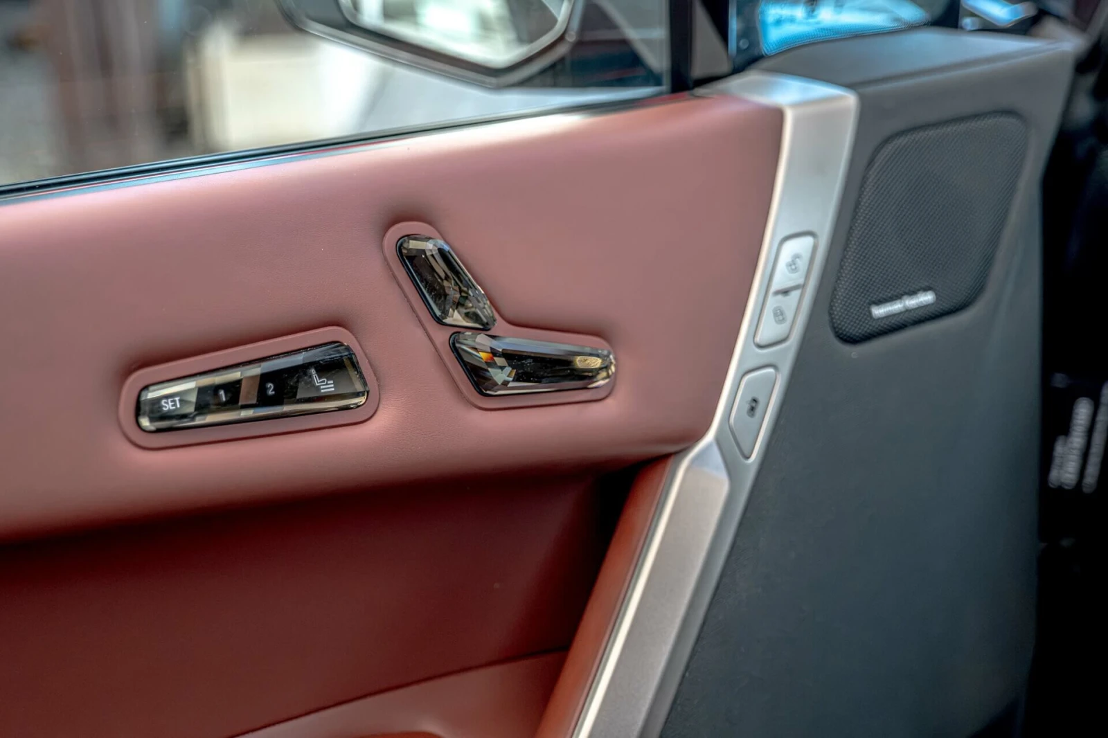 BMW iX xDrive 50/Harman Kardon/Swarovski/Design/Камера 36, снимка 8 - Автомобили и джипове - 55235447