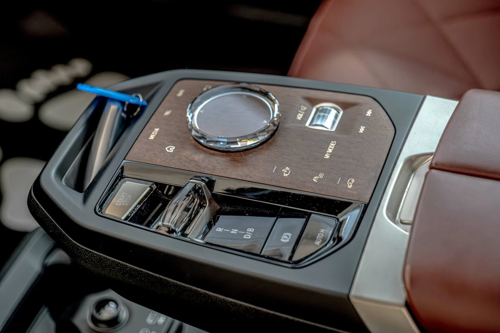 BMW iX xDrive 50/Harman Kardon/Swarovski/Design/Камера 36, снимка 11 - Автомобили и джипове - 55235447