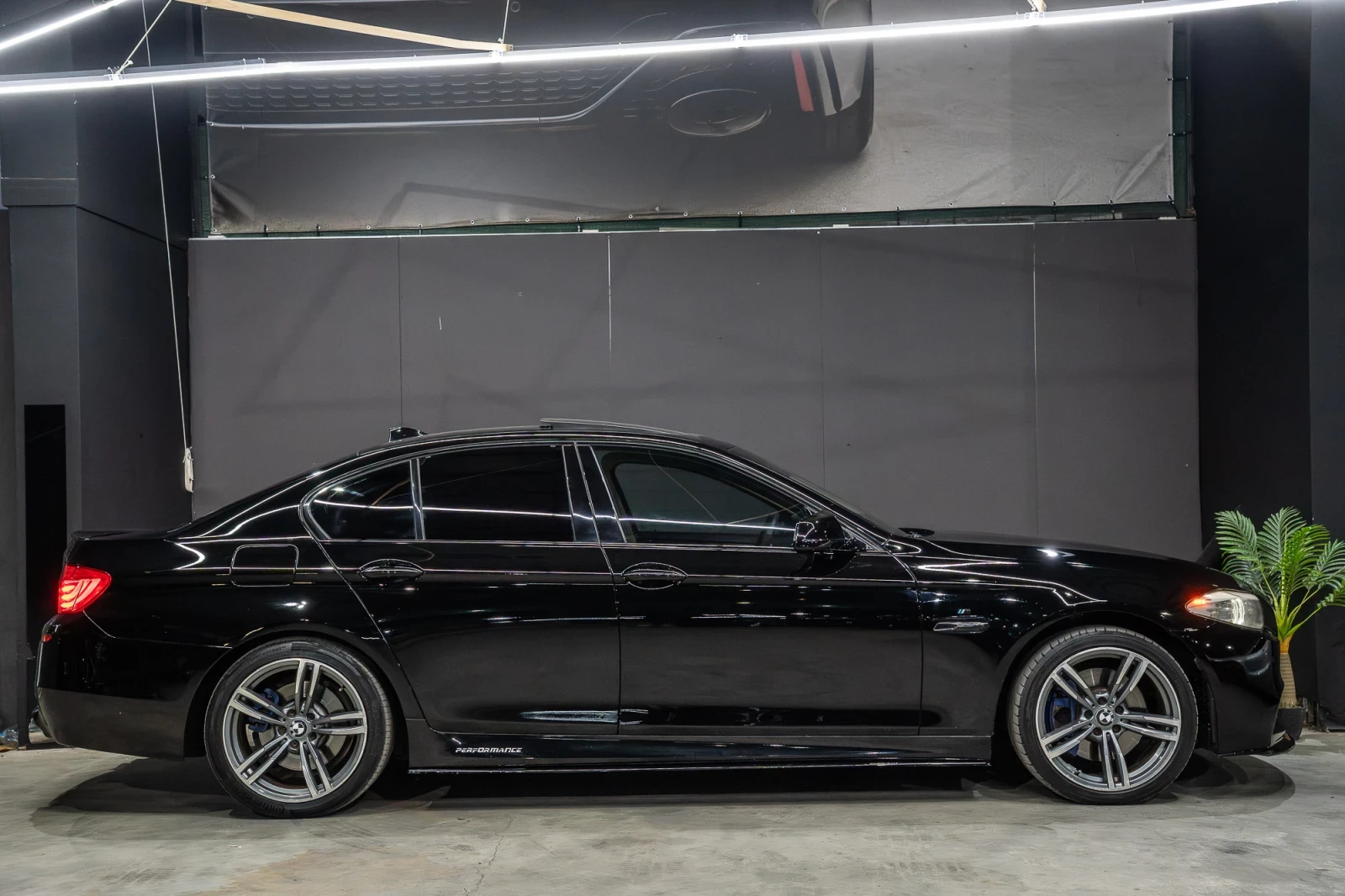 BMW 530 M-PERFORMANCE/DISTRONIK/SUNROOF/ОБДУХВАНЕ/START-ST, снимка 7 - Автомобили и джипове - 55599047