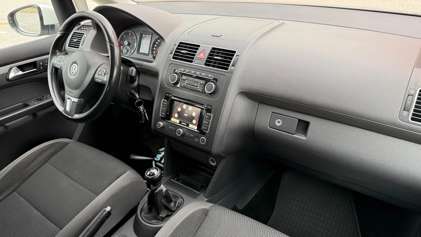 VW Touran, снимка 13 - Автомобили и джипове - 56362609
