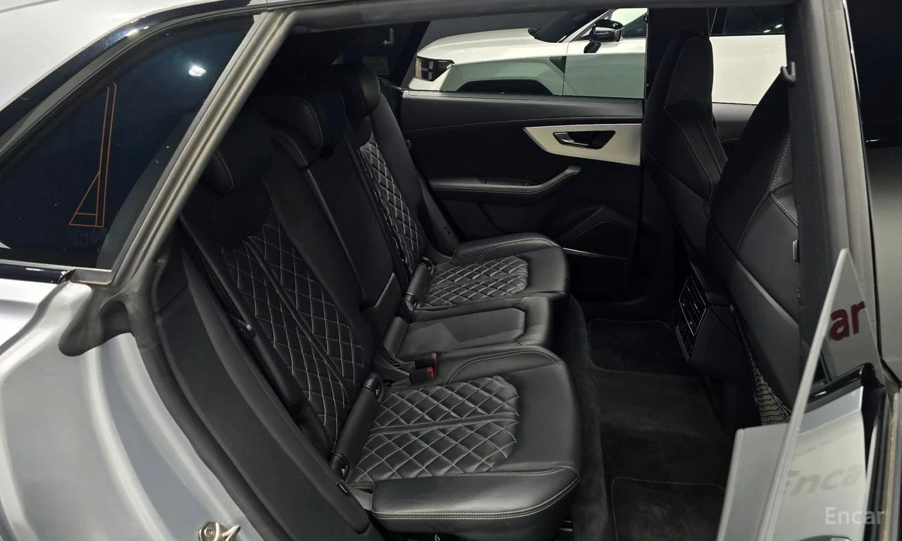 Audi Q8 * ФИКСИРАНА ЦЕНА ДО БЪЛГАРИЯ * АВТОКРЕДИТ, снимка 16 - Автомобили и джипове - 55421811