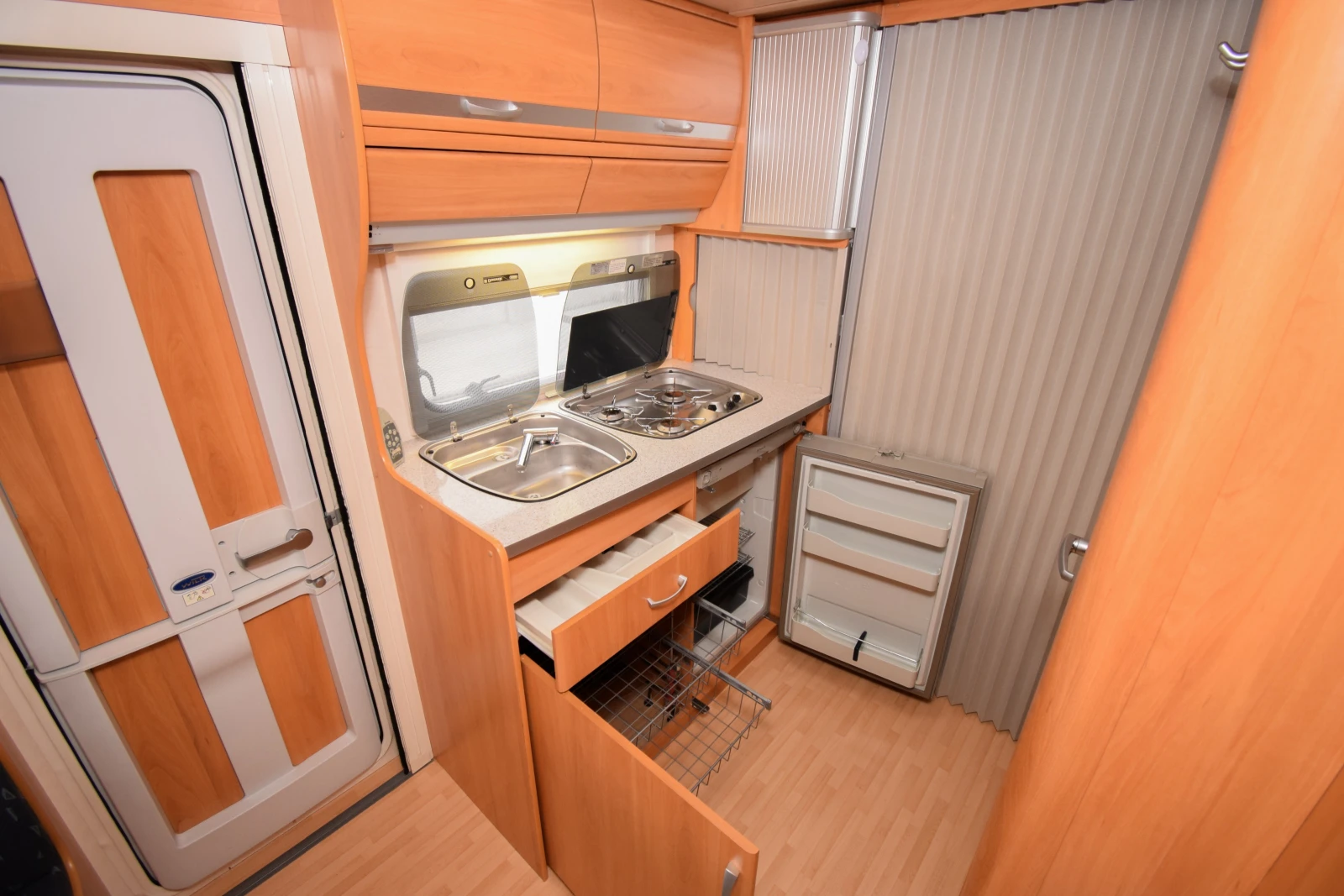 Каравана Wilk S4* * * * 490 EU+ ФОРСЕЛТ/MOTOR MOVER, снимка 10 - Каравани и кемпери - 54545876