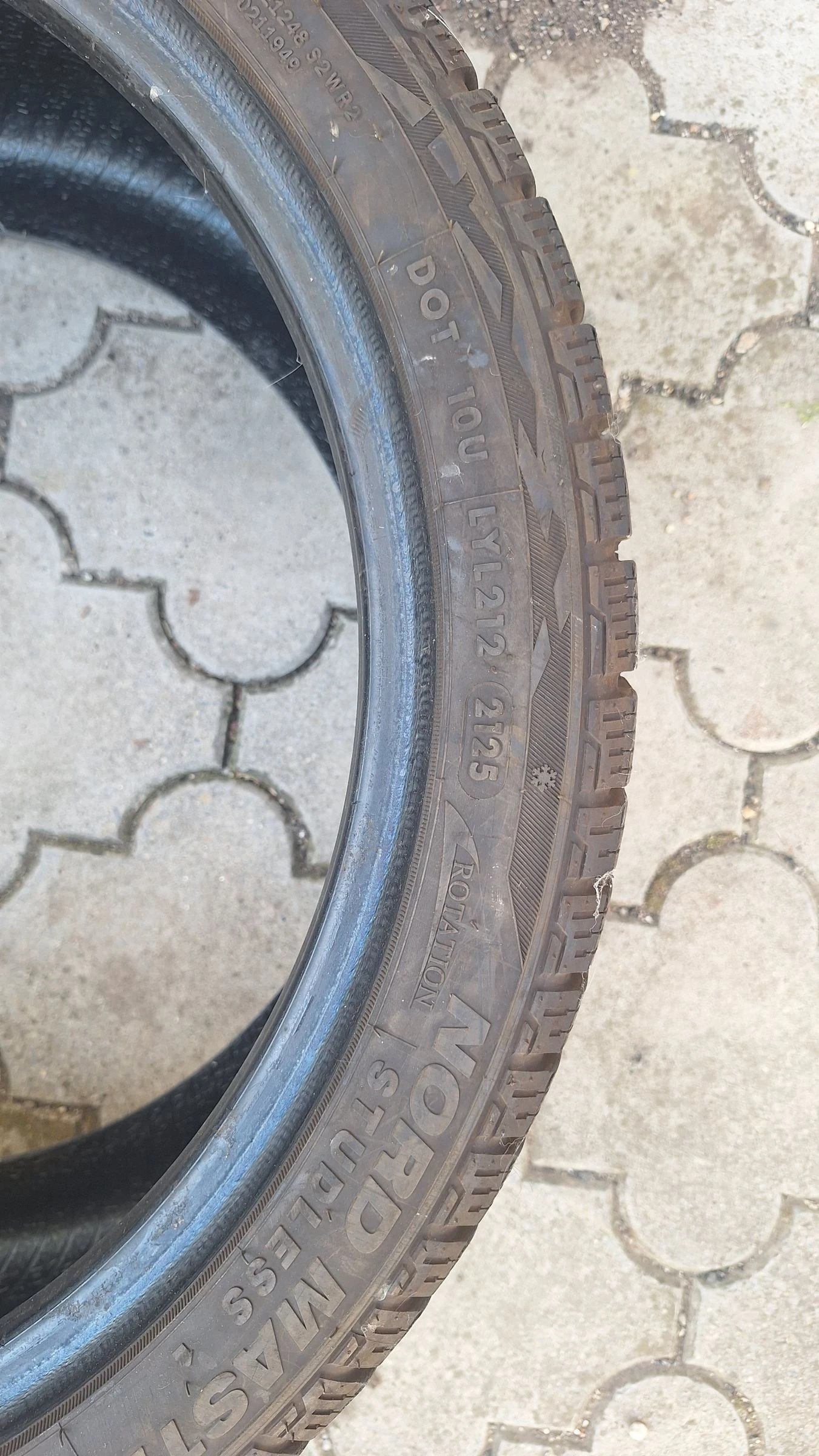 Гуми Зимни 225/40R18, снимка 3 - Гуми и джанти - 55720817