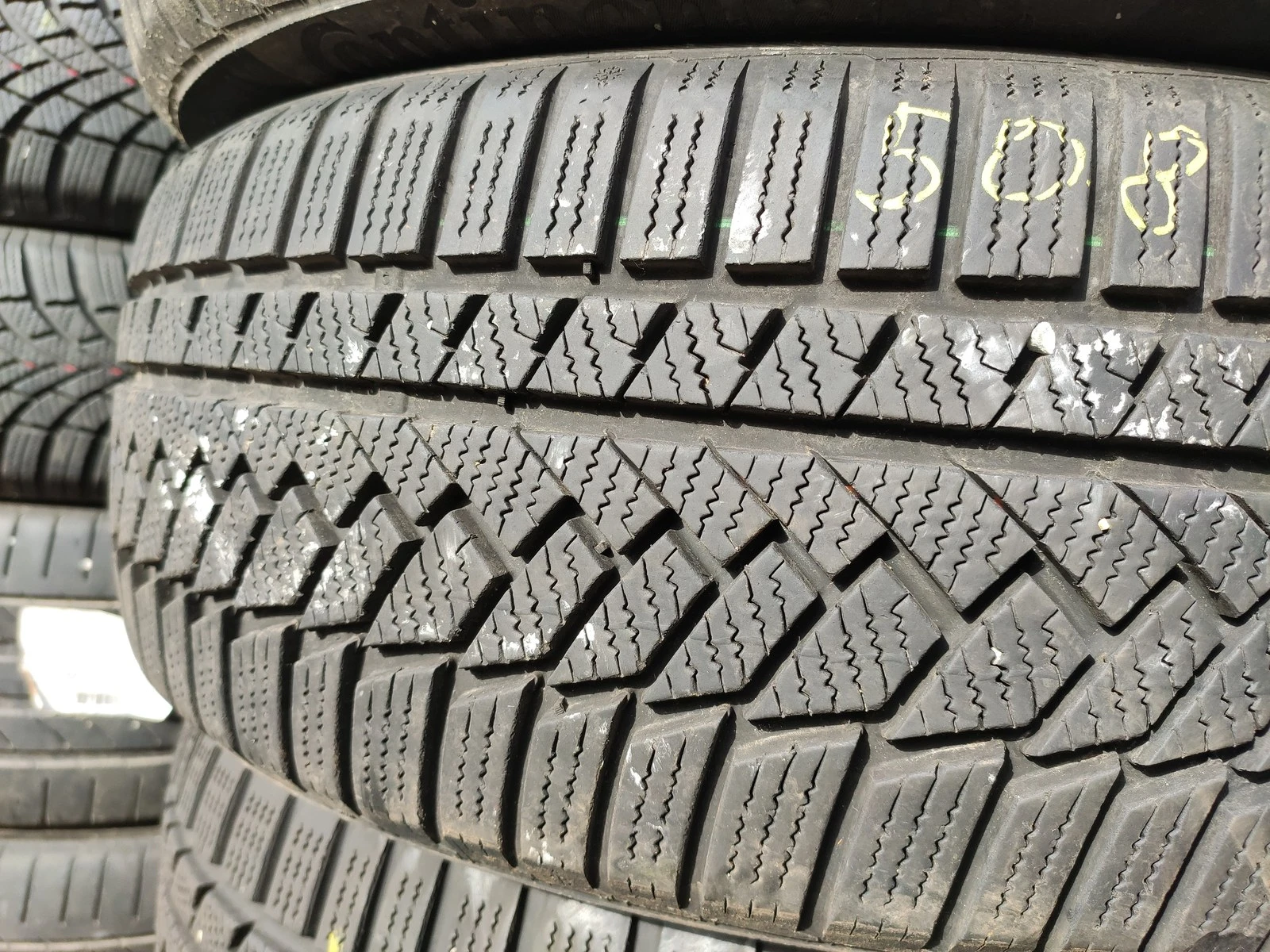 Гуми Зимни 215/50R19, снимка 2 - Гуми и джанти - 56725158