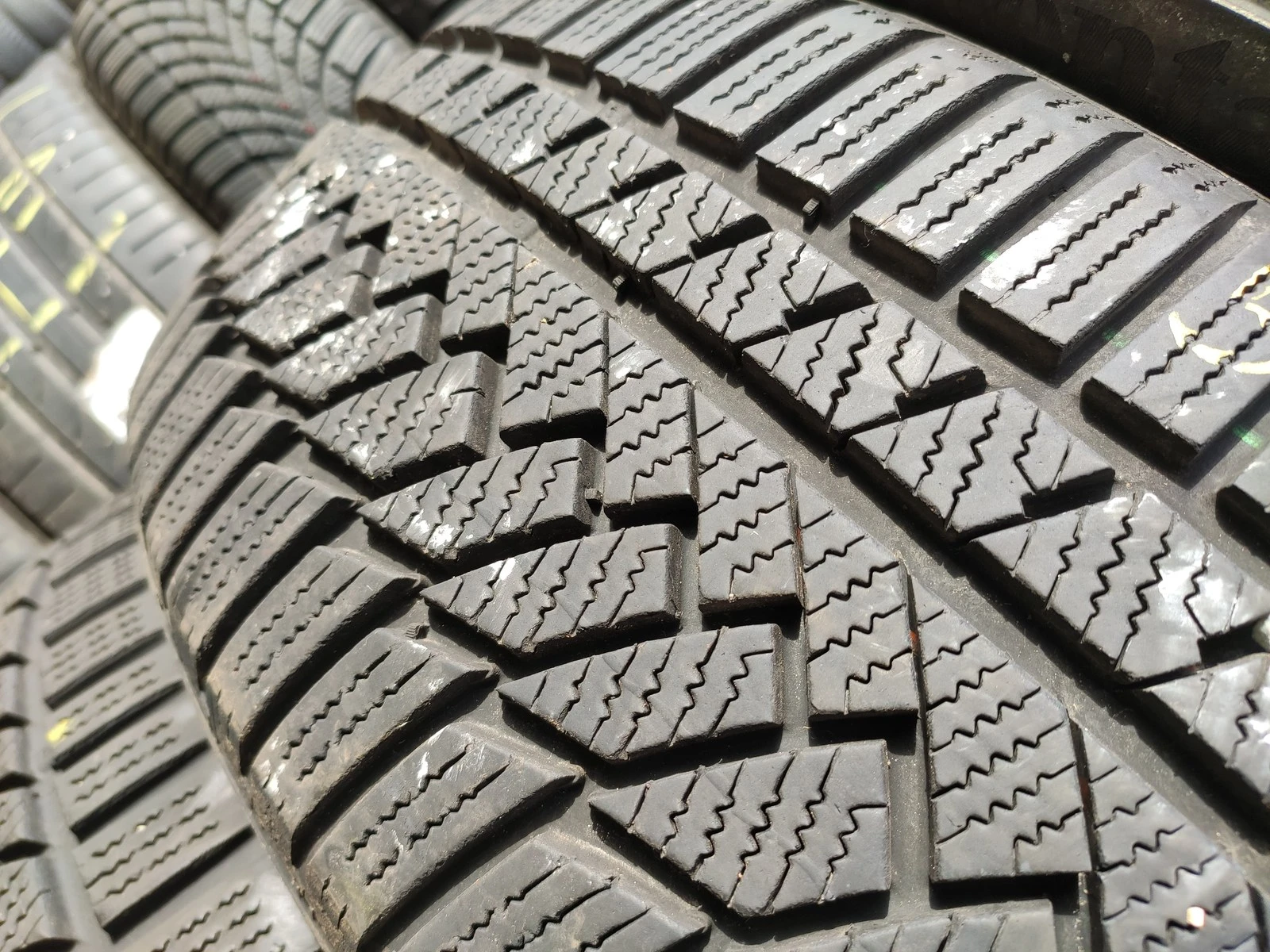 Гуми Зимни 215/50R19, снимка 4 - Гуми и джанти - 56725158