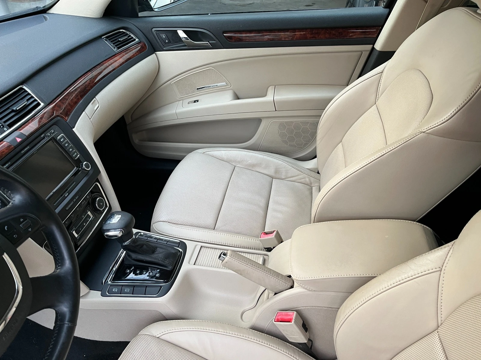 Skoda Superb 2.0 tdi 170 dsg, снимка 12 - Автомобили и джипове - 54134799