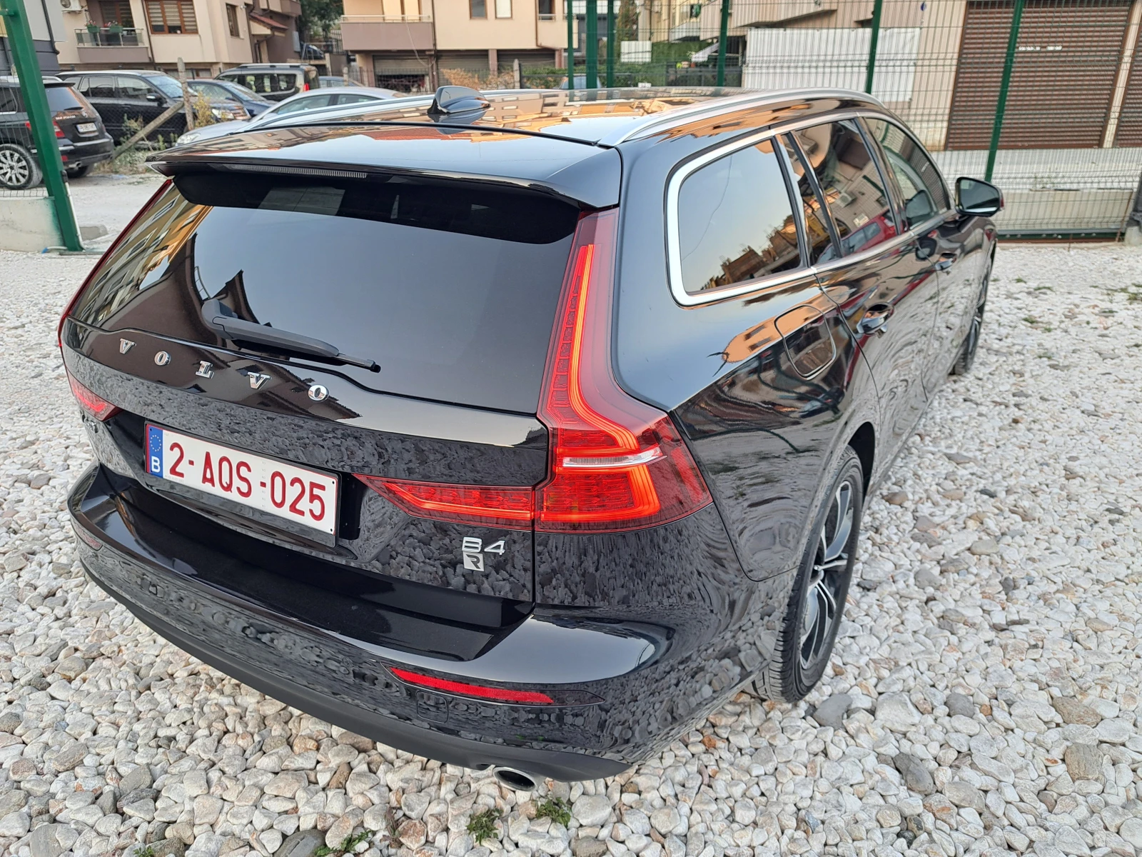 Volvo V60 2.0D B4 GEARTRONIC MOMENTUM PRO - изображение 6