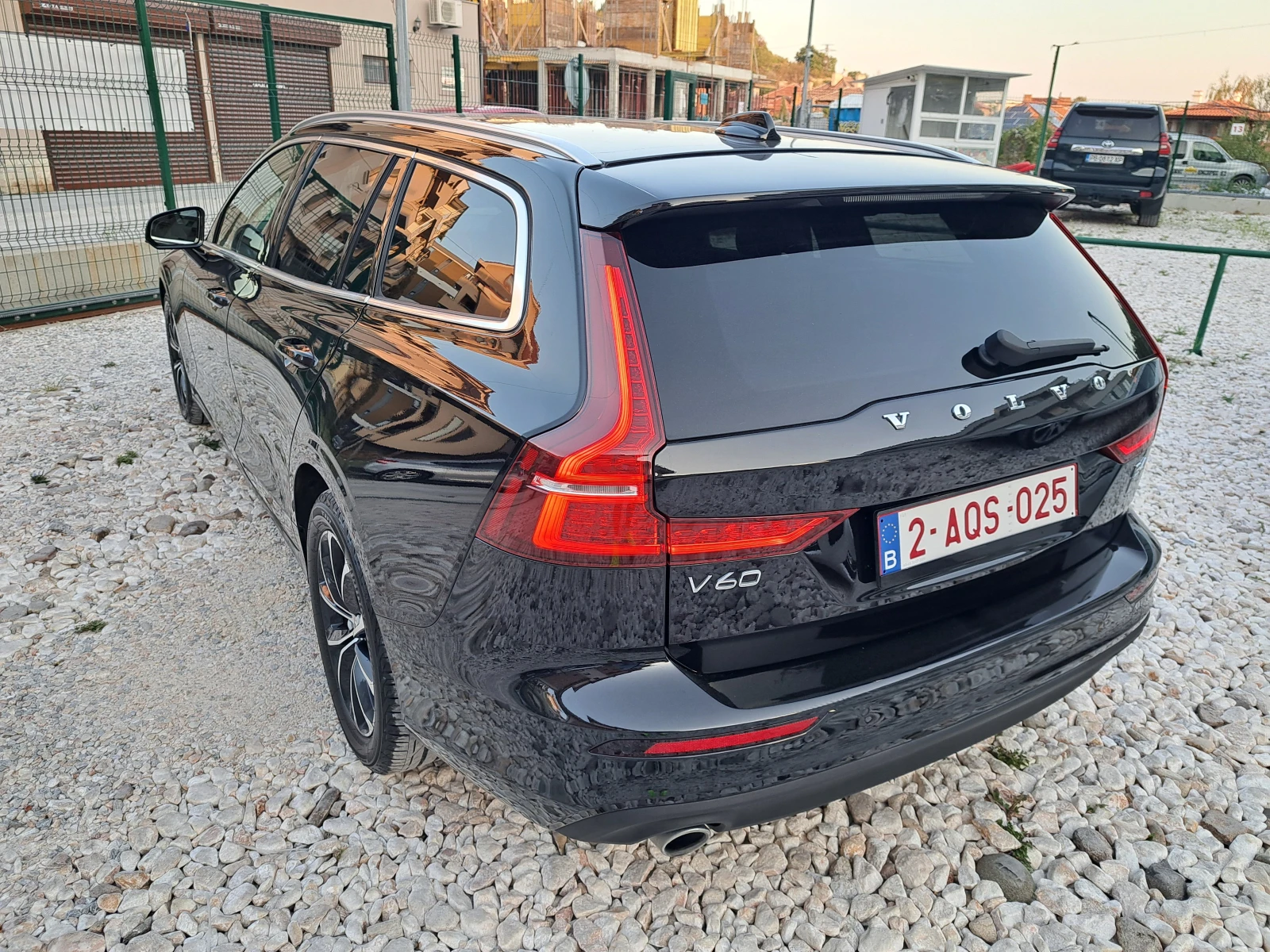 Volvo V60 2.0D B4 GEARTRONIC MOMENTUM PRO - изображение 7