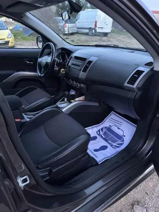 Mitsubishi Outlander 2.0, снимка 10 - Автомобили и джипове - 53489153