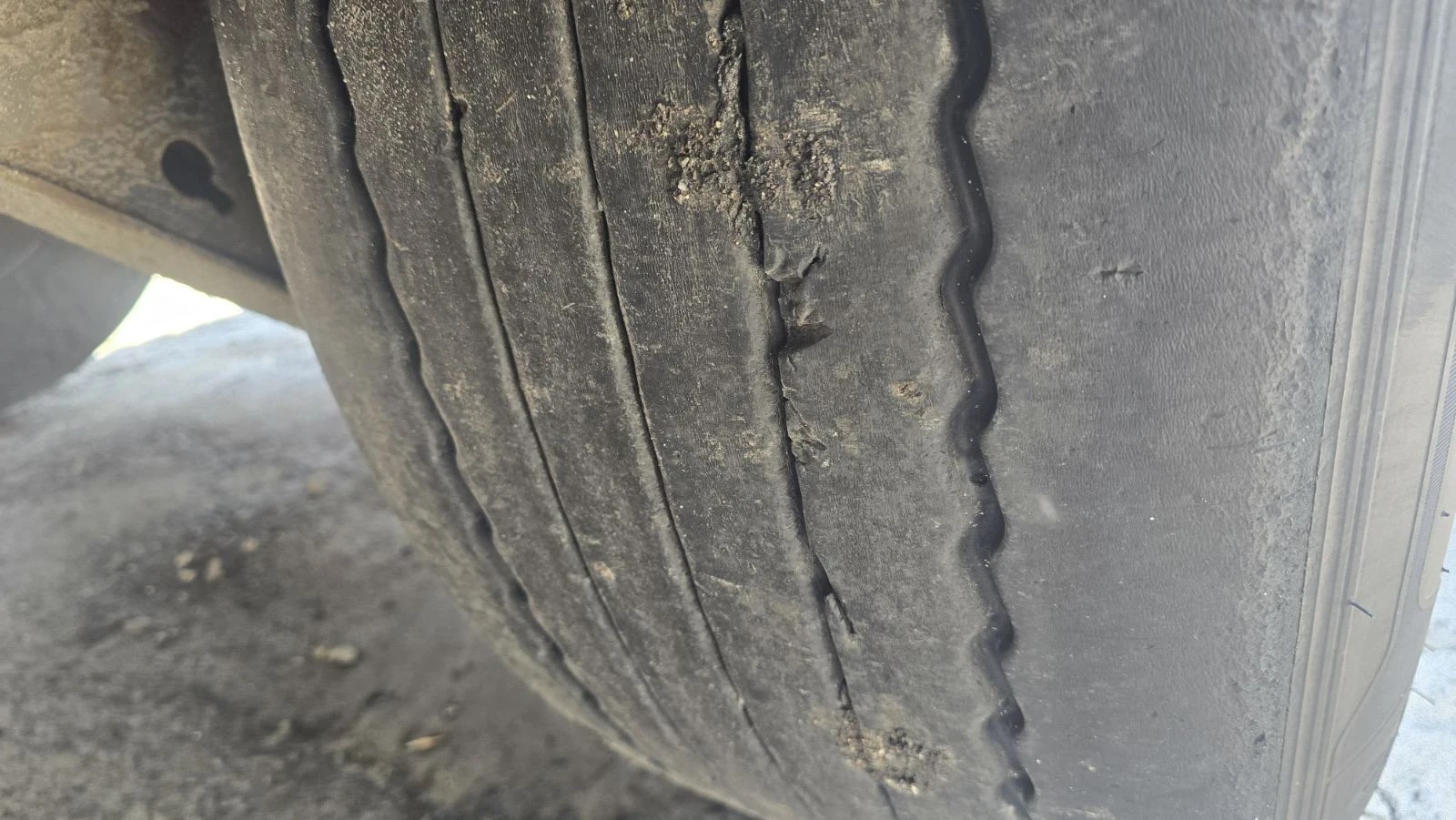 Полуремарке Berger Тара 5550 кг. / тунел за ролони, снимка 17 - Ремаркета - 53727043