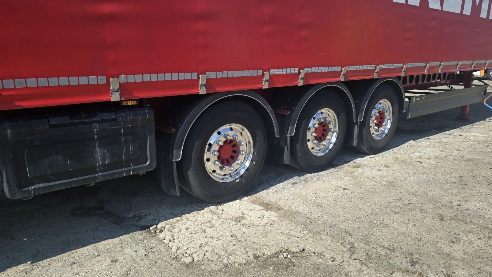 Полуремарке Berger Тара 5550 кг. / тунел за ролони, снимка 4 - Ремаркета - 53727043