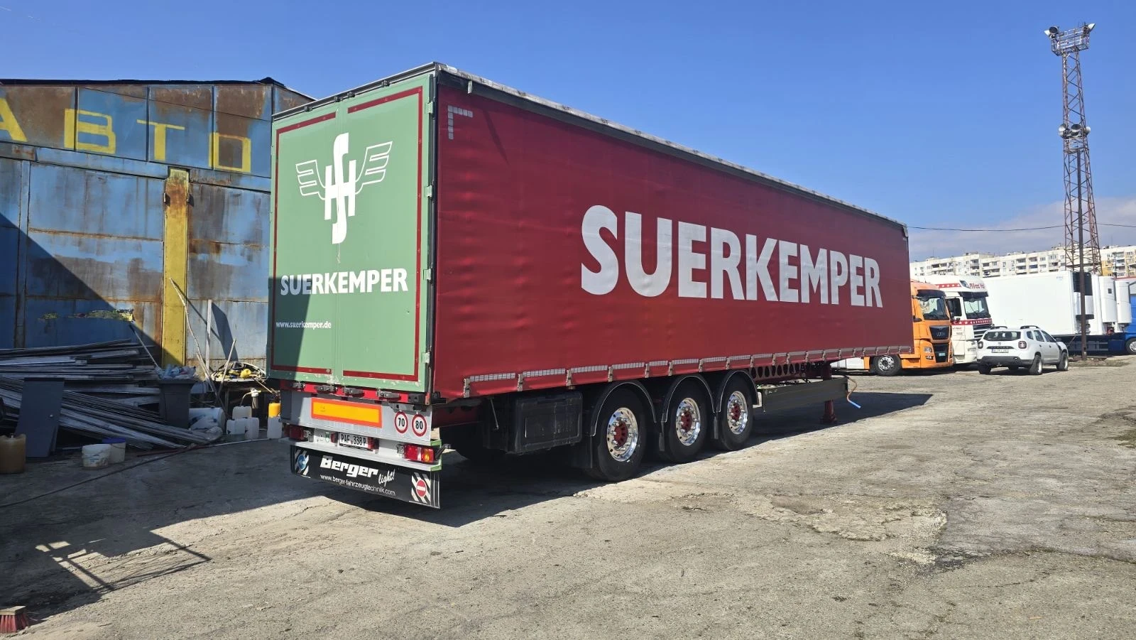 Полуремарке Berger Тара 5550 кг. / тунел за ролони