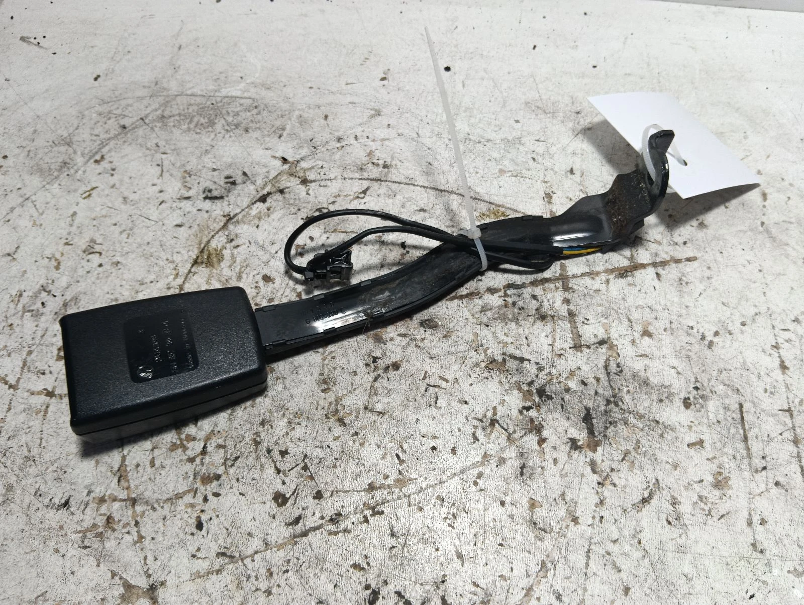 закопчалка колан лява 1K4857755AB VW Golf
