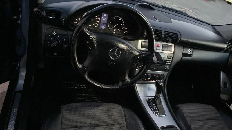 Mercedes-Benz C 220, снимка 4 - Автомобили и джипове - 52473525