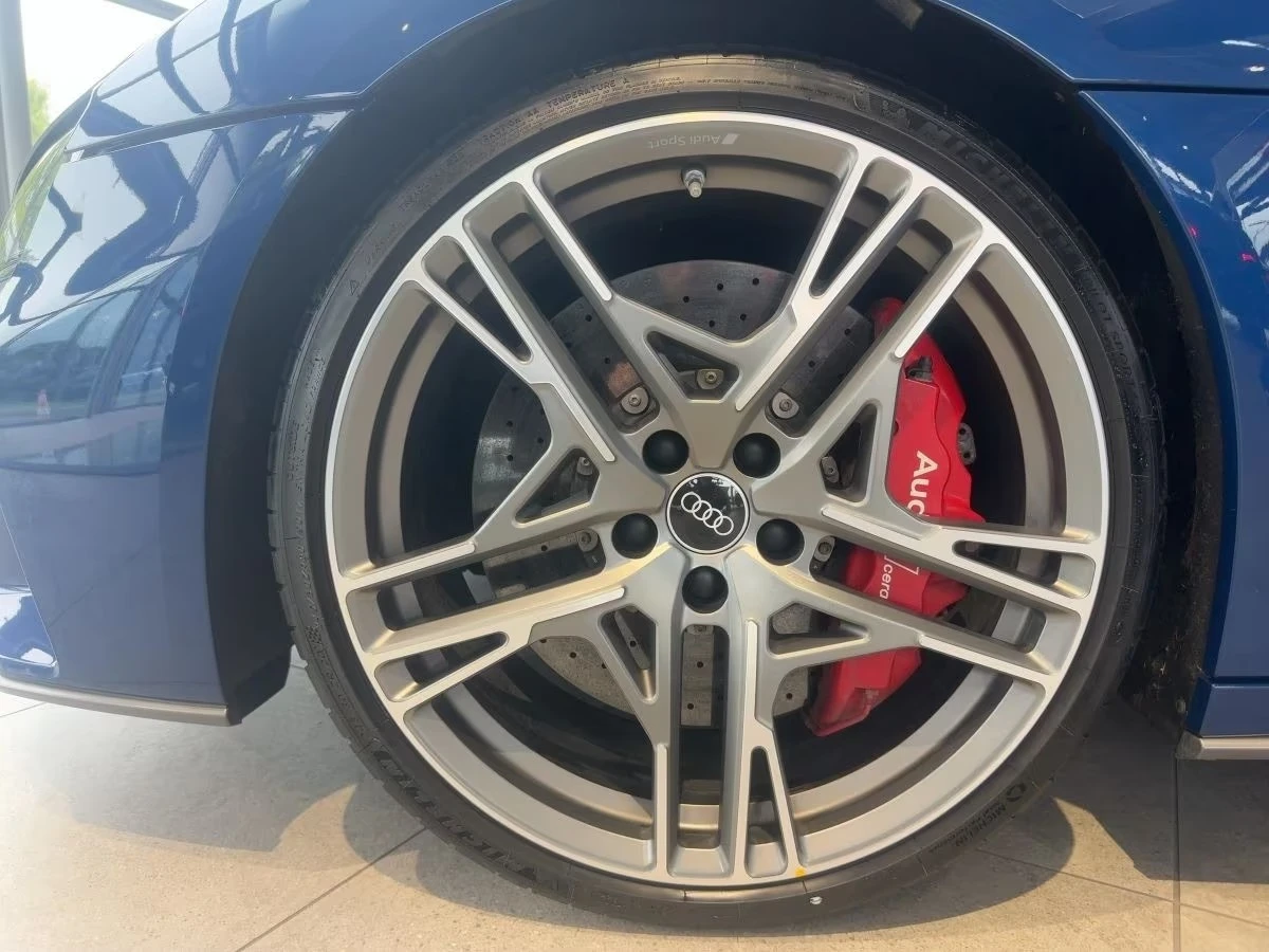 Audi R8 V10 quattro S tronic - изображение 6
