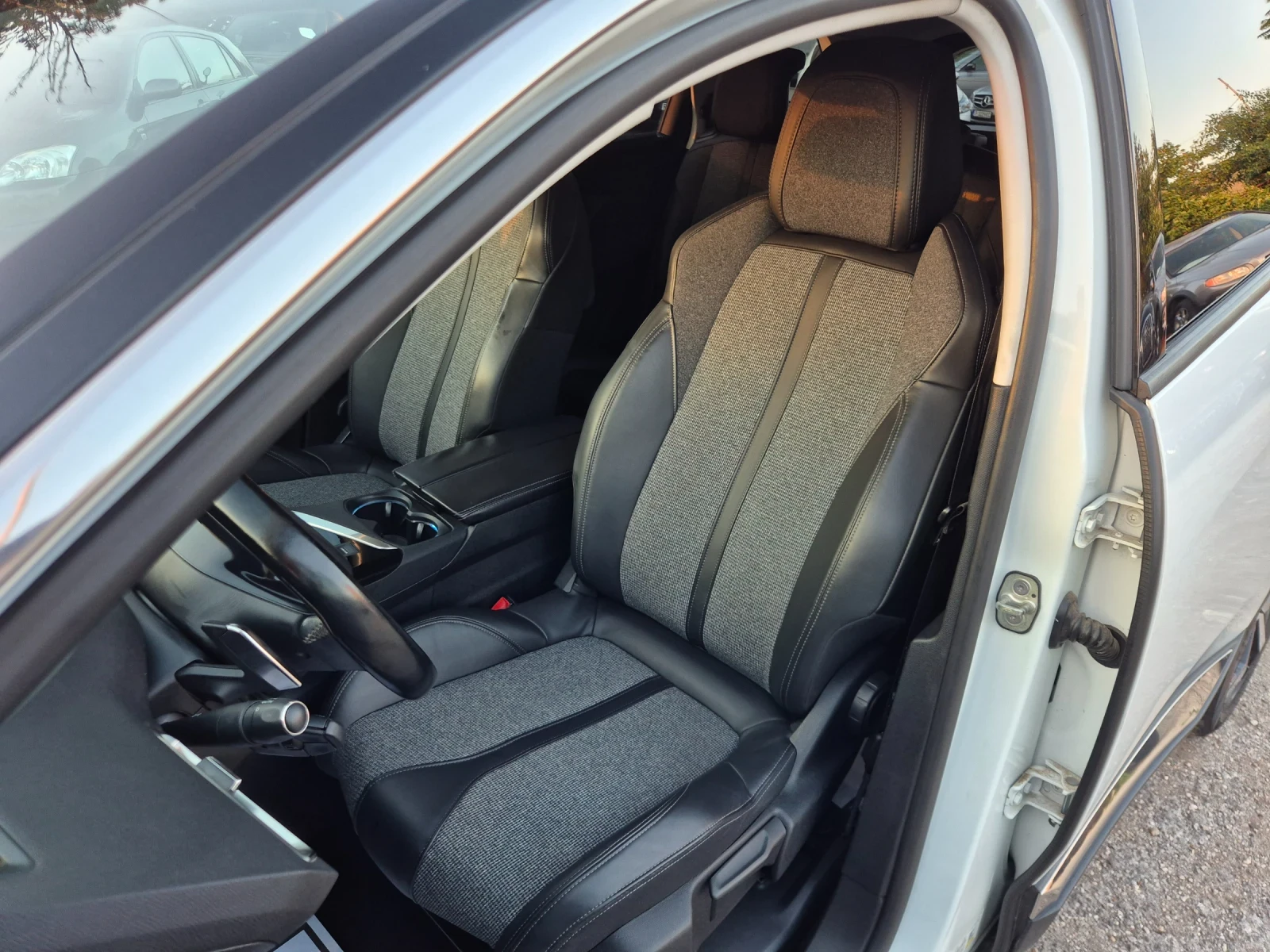 Peugeot 5008 1.5HDI* DISTRONIK* LINE ASSISTENT* 7-МЕСТЕН, снимка 9 - Автомобили и джипове - 54962845