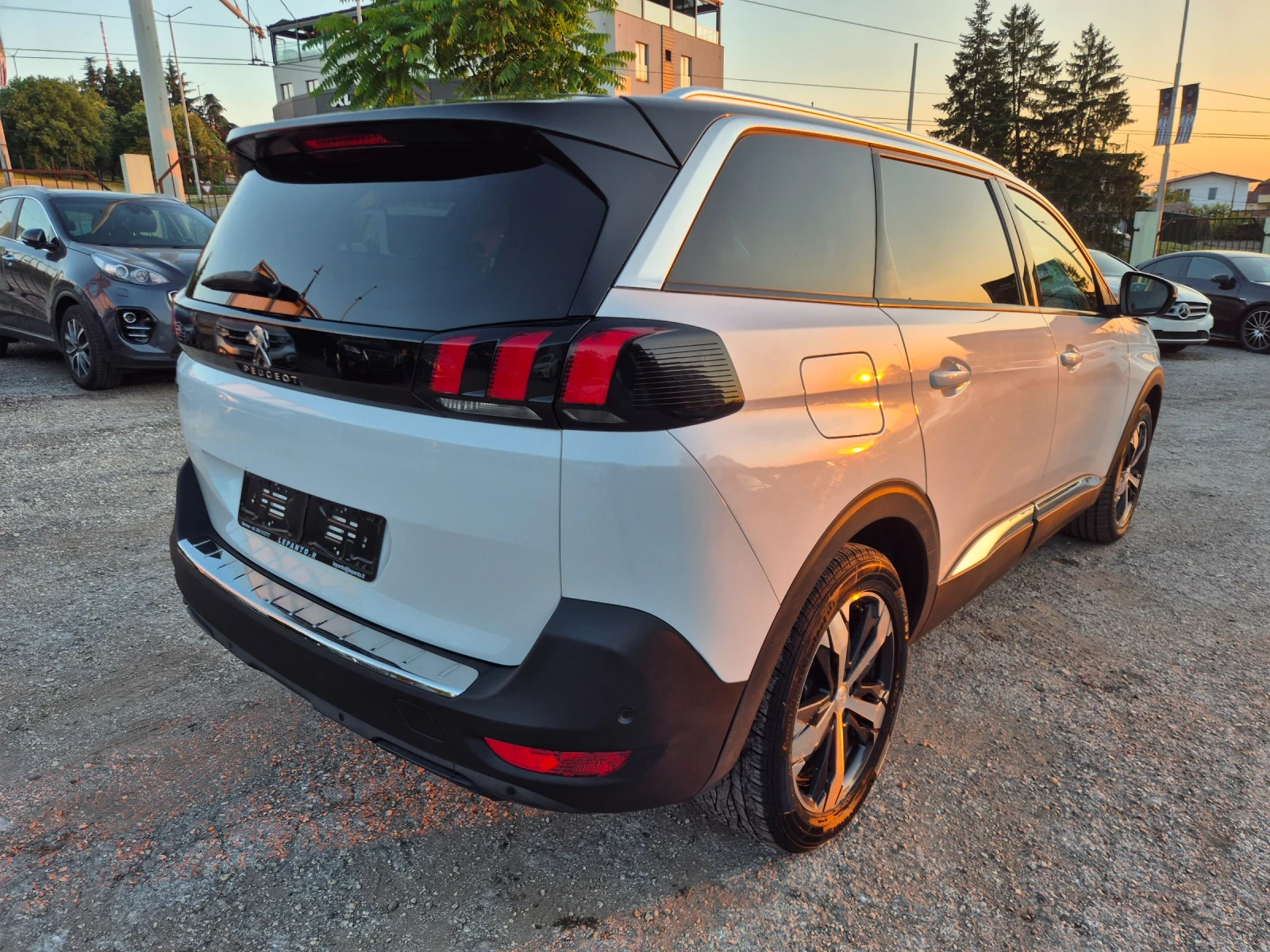 Peugeot 5008 1.5HDI* DISTRONIK* LINE ASSISTENT* 7-МЕСТЕН, снимка 4 - Автомобили и джипове - 54962845
