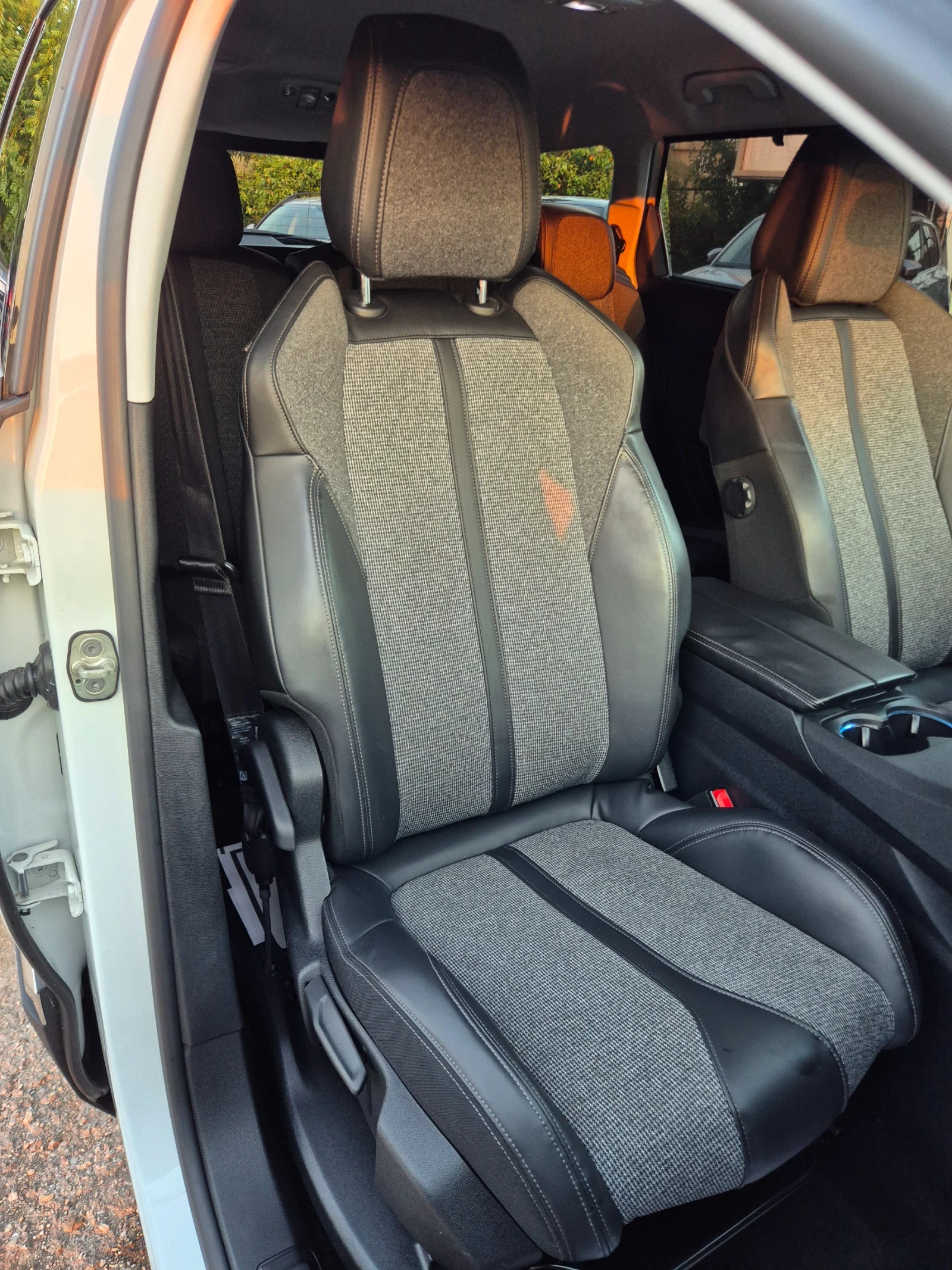 Peugeot 5008 1.5HDI* DISTRONIK* LINE ASSISTENT* 7-МЕСТЕН, снимка 14 - Автомобили и джипове - 54962845