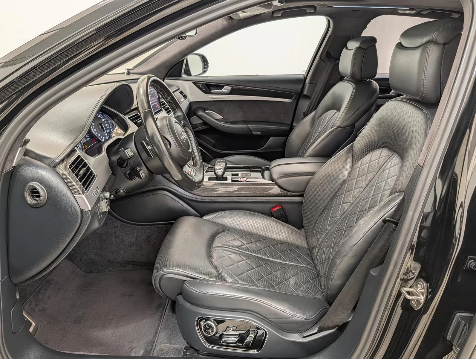 Audi S8 PLUS/605HP/KERAMIK/CARBON/360/MASS/PANO/B&O/702z, снимка 12 - Автомобили и джипове - 55487080
